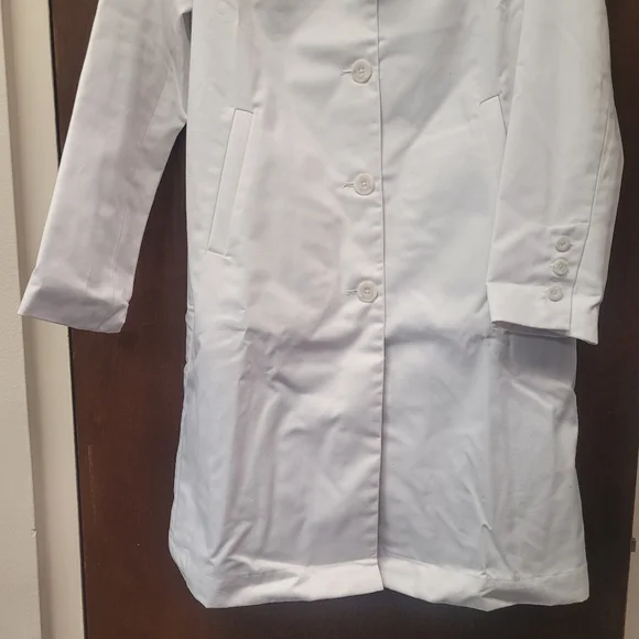 FIGS Lab Coat - Picture 3 of 15
